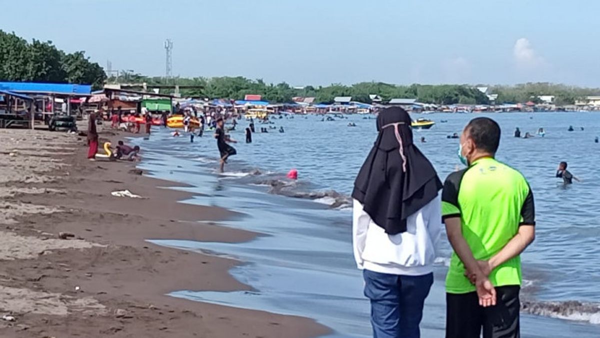Nouvelles De Makassar, Les Plages De La Région De Tanjung Bunga Sont Toujours Bondées De Visiteurs Pendant Le PPKM D’urgence