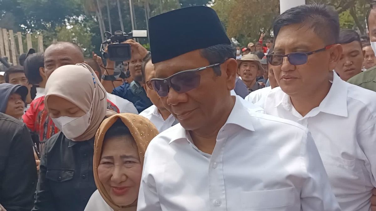 Bakal Daftar ke KPU, Mahfud MD Tiba di Tugu Proklamasi Ditemani Istri