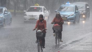 Pluie intense accompagnée de tonnerres a frappé Jakarta vendredi matin et en journée