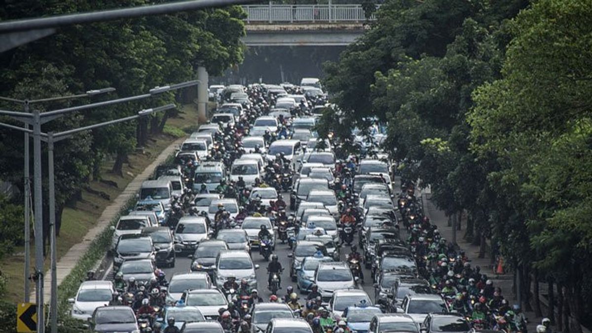 Katanya Penumpang Transportasi Umum Meningkat, <i>Kok</i> Jakarta Masih Macet?