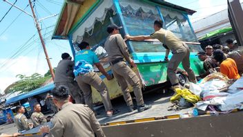 Tak Patuhi Aturan, Gerobak PKL Tepi Sungai Kayan Diangkut Tim Gabungan 