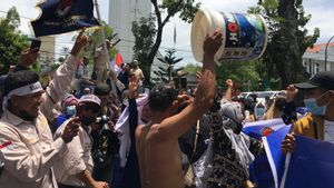 Demo Protes Banjir Rob, Warga Belawan Medan Mandi Air Laut di Kantor Gubsu Edy