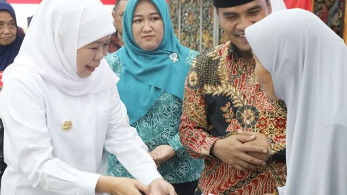 東ジャワ州知事がバンカラン市民に76億2000万ルピアの支援を手渡す