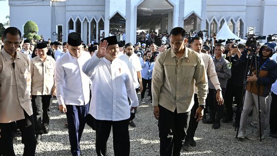 Le président Prabowo Salat Idulfitri avec la communauté à la mosquée Darussalam Aceh Tamiang