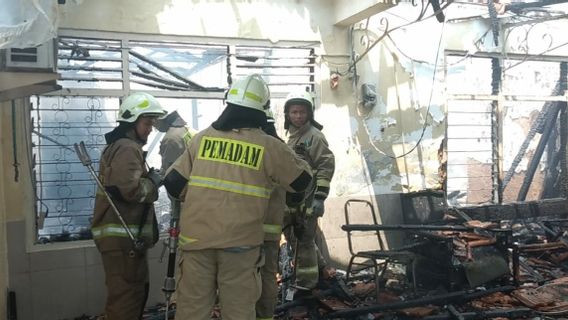 Des cigarettes non confirmées : une maison dans le Kramat Jati brûle