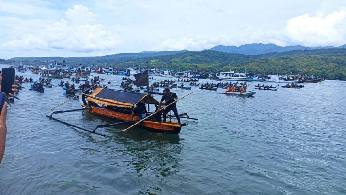 Pilgrims Call The Sea Procession The Minister Of Finance As Santa Larantuka Sacred