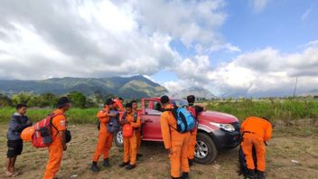 17 Basarnas Personnel Deployed To Evacuate The Body Of Boaz Bar Anam, A Portuguese Citizen Who Fell Into The Gorge Of Mount Rinjani