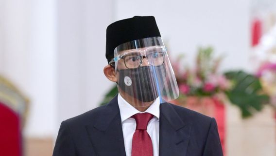 Sandiaga Menggenggam Tasbih Usai Sumpah Jabatan Menteri