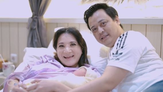 独家母乳喂养,Kiki Amalia在生下Aleesya Putri Keshalia后短缺工作
