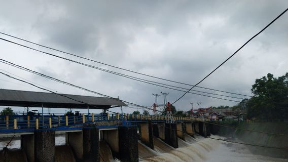 Please Pay Attention! Ciliwung Meluaps And 5 Water Gates In Jakarta Already Flood Alert Status