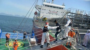 Banda Aceh SAR Evacuates Bangladeshi Citizens With Hemorrhoids In The Middle Of The Sea