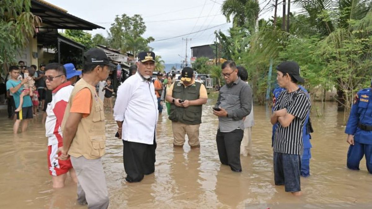 西スマトラ島の洪水と地すべりにより、4人が死亡