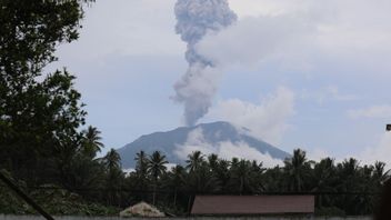 Minggu Pagi, Erupsi Gunung Dukono Capai 3000 Meter