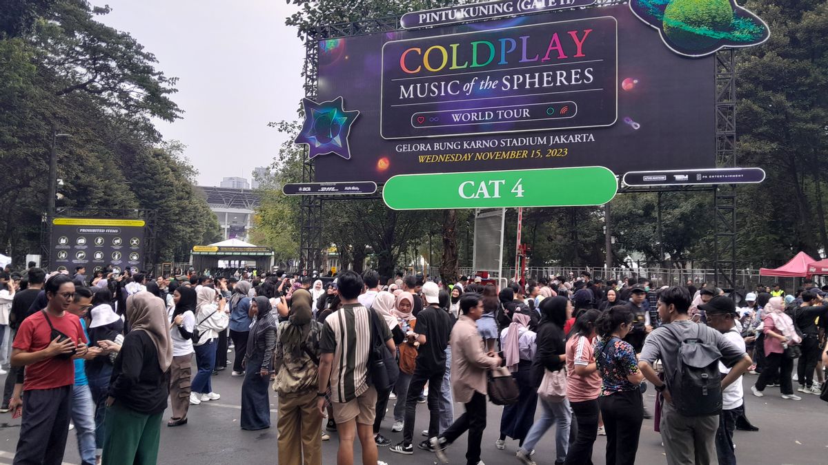 Penonton Padati Gerbang Masuk Gelora Bung Karno Untuk Menonton Konser Coldplay