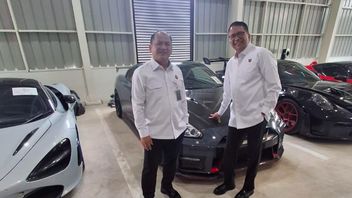 من المجوهرات إلى السيارات الرياضية ، يفتح هذا مزاد الممتلكات الحكومية الوصول إلى السلع المميزة