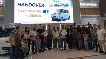 Seres Serah Terima Mobil Listrik Mungil E1 Signature Edition ke Pelanggan di PEVS 2025