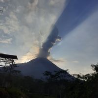 Gunung Merapi Erupsi Kecil dan Memuntahkan Awan Panas