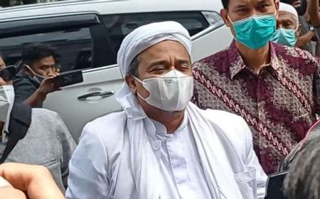 Sidang Perdana, Pengacara Ngotot Rizieq Shihab Dihadirkan di Pengadilan