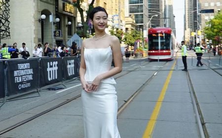 Perdana Tampil dengan Potongan Rambut Pixie Cut, Intip Tampilan Terbaru Kim Go Eun Hadiri Karpet Merah TIFF 2024