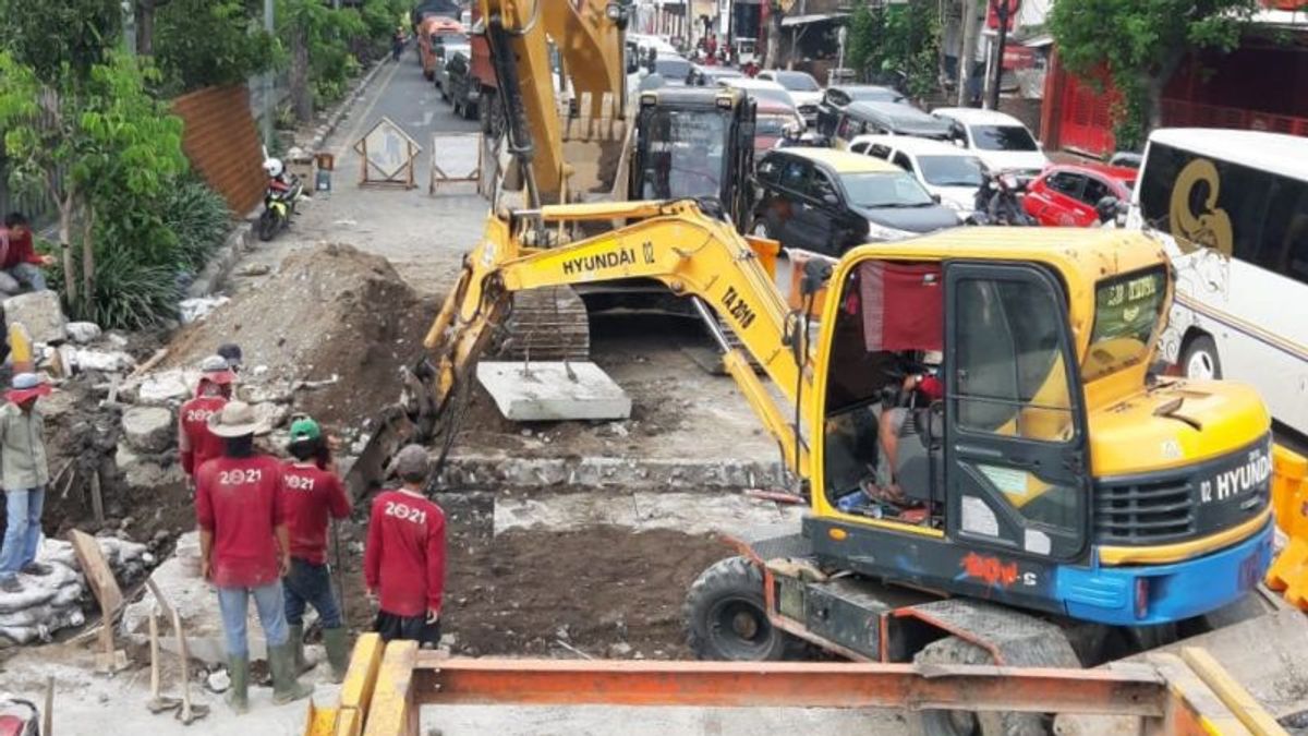 Pour Surmonter Les Inondations, Le Gouvernement De La Ville De Surabaya Construit Des Canaux D’eau Connectés à La Mer