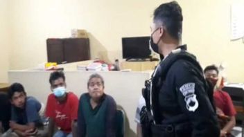Asik Judi Dadu Sambil Teguk Miras Ciu, 5 Warga Jebres Surakarta Ditangkap Polisi 