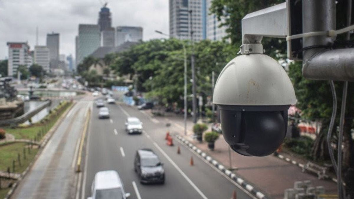 有序的警察部队骑手准备711 ETLE移动摄像头，这是中爪哇地区警察最多的