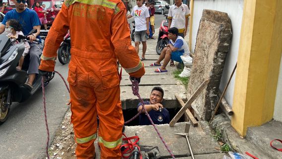 خوفا من أن يتم القبض عليهم من قبل المواطنين ، يدخل لصوص الهواتف المحمولة إلى Culvert ويختفون