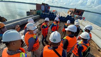 PLN Builds First Transmission Tower In The Kalimantan Sea