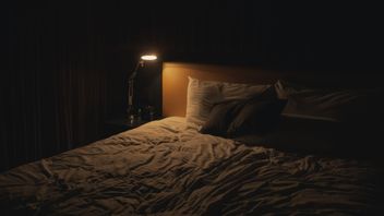 Woke Up Often In The Middle Of The Night? Here Are The Tips For Overcoming And Returning To A Good Sleep