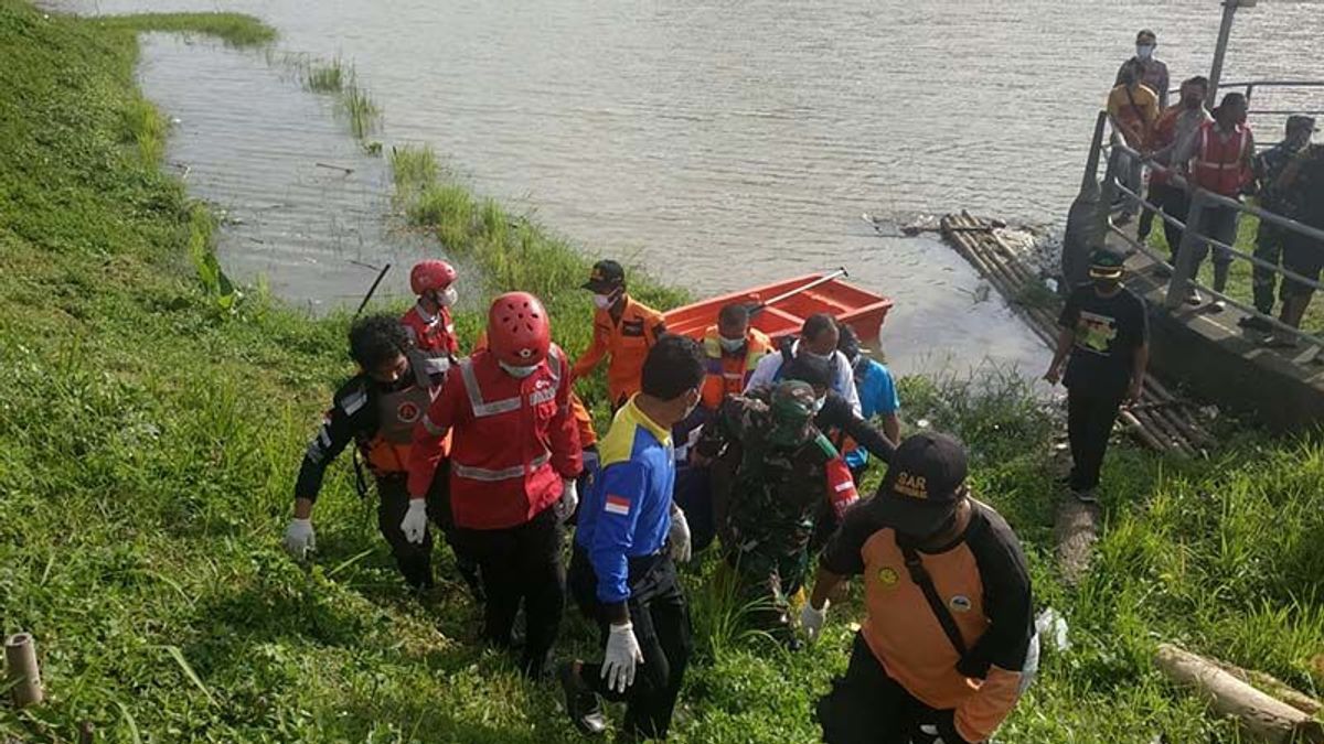 女子的尸体被发现卡在4号门 Bendung Gerak Serayu Banyumas，显然...