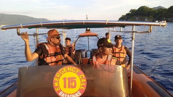 SAR Team Continue Search For Missing Victims In Alor Waters