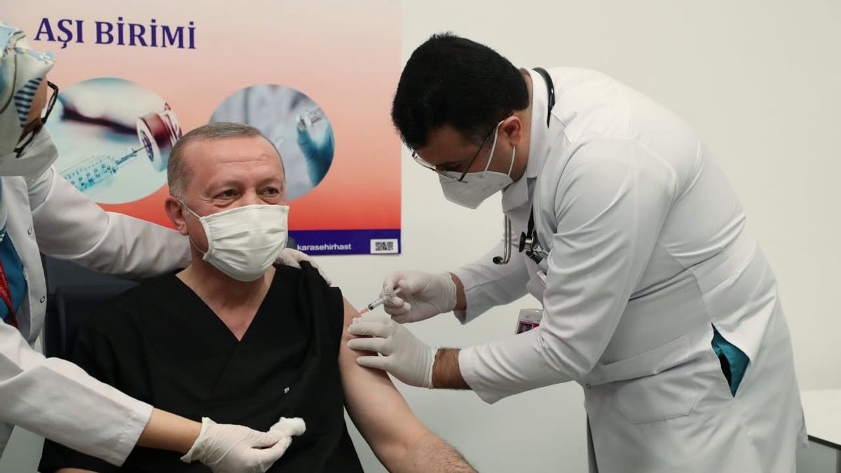 トルコのエルドアン大統領が初のシノヴァックワクチン注射を受ける 