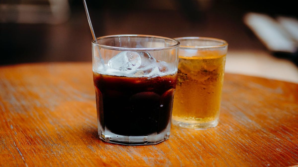 消費は制限されるべきであり、歯のエナメル質を損傷する可能性のある3つの飲み物