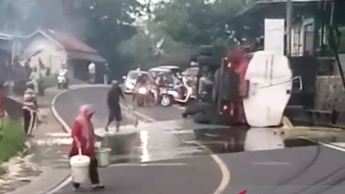 油罐车在Cipaku Ciamis地区倒塌，居民使用一桶溢出的食用油