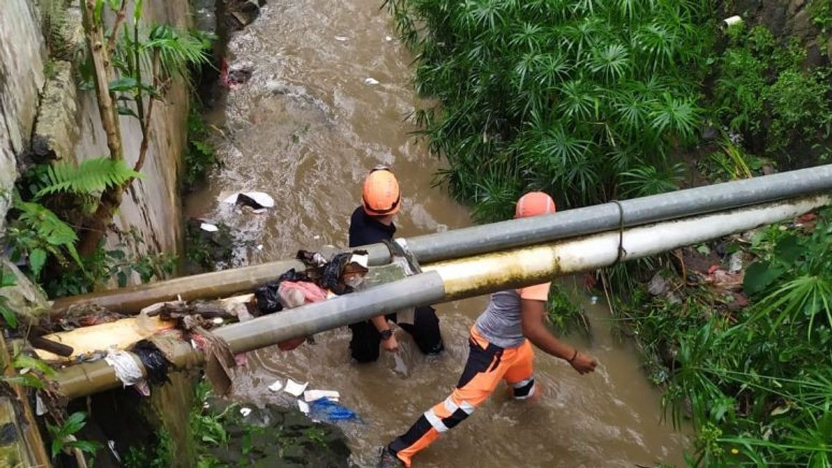 SAR Team Searching For Grandfather And Grandson Who Was Dragged By Citamiang Sukabumi River Current