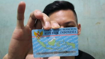 Disdukcapil Of Tangerang Regency Gives E-KTP For 8 Transgenders