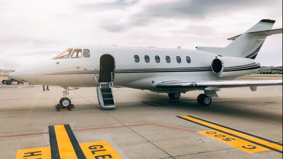 Explique pourquoi les portes de l'avion sont toujours sur le côté gauche