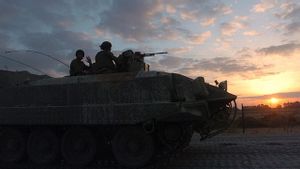 Israeli Tanks Shoot Gazans Who Take Help, 59 People Died