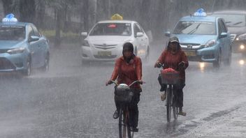 날씨 4월 18일, 목요일 오후 자카르타 전역에 고르게 비가 내립니다.