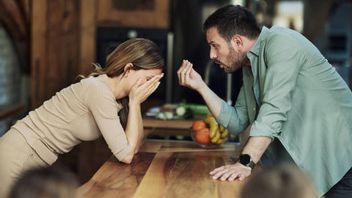 لماذا غالبا ما ينتقد بعض الرجال نقص الأزواج؟ اتضح أن هذا هو السبب