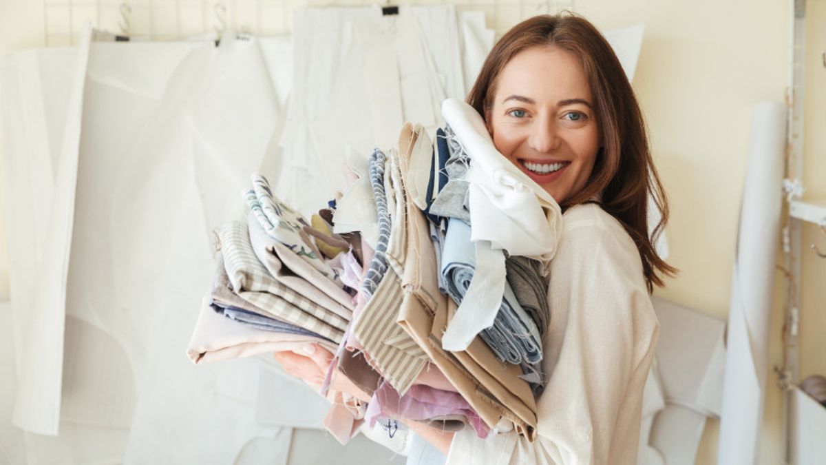 <i>Sustainable Fashion</i> untuk Hari Bumi, Begini 7 Tips Tampil <i>Stylish</i> Sekaligus Peduli Lingkungan