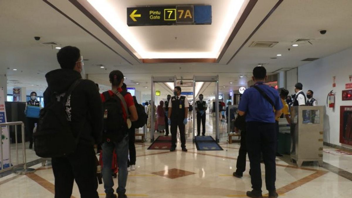 Christmas And New Year Holidays, Thousands Of People Traveling Through Juanda Airport In Surabaya And Kualanamu Medan