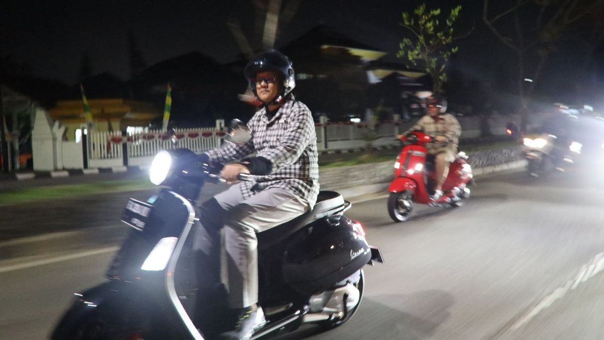万丹警察局长骑着Vespa摩托车游览西冷市