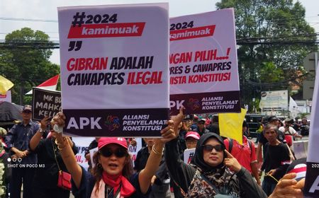 Bawa Bendera Kuning dan Keranda, Pendemo Banjiri Gedung KPU RI dengan Poster 'Gibran Cawapres Ilegal'