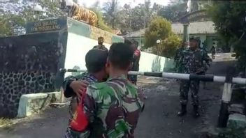 Dadang Buaya, Homme Ivre Qui Est Allé Sur Un Saccage Au Bureau De Koramil Et Pameungpeuk Poste De Police Arrêté Par La Police
