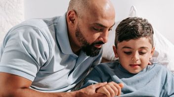 Cara Menjadi Orang Tua yang Lebih <i>Mindful</i> agar Mendukung Perkembangan Kecerdasan Emosional Anak