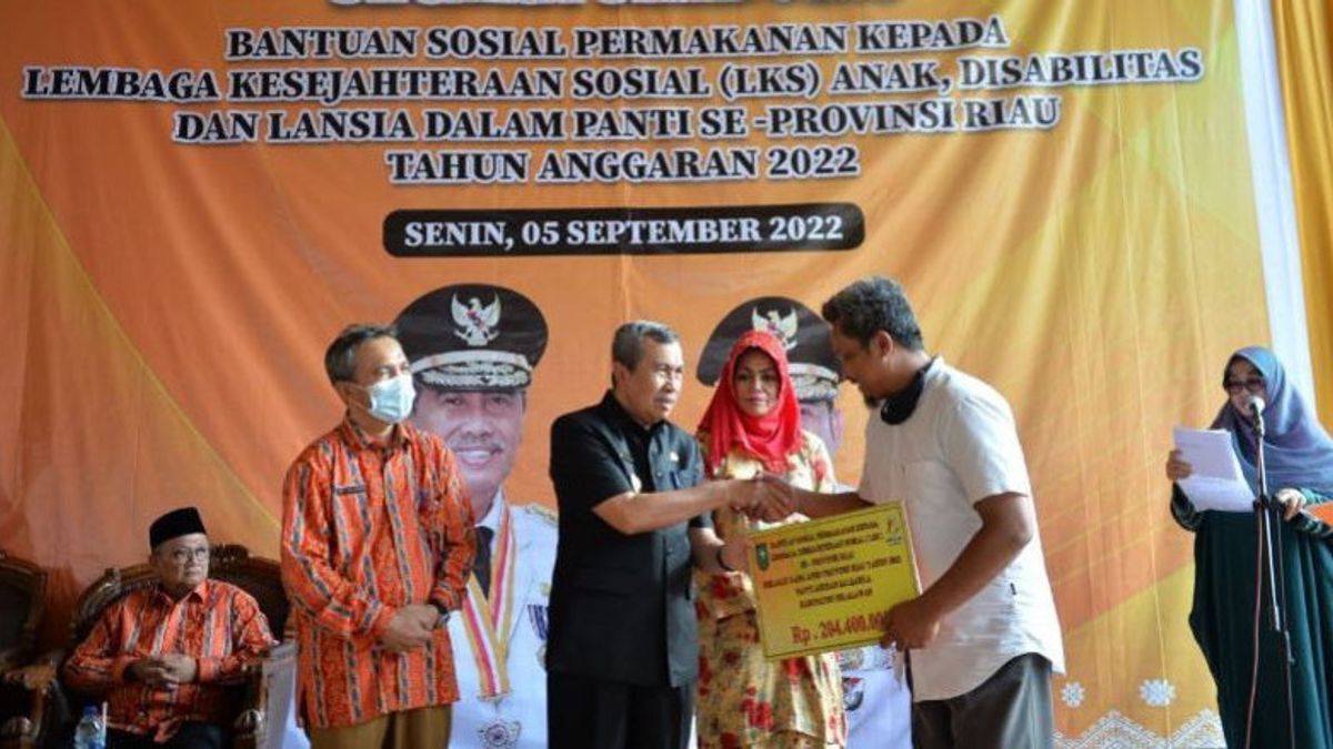 حاكم رياو سيامسوار يوزع مساعدات اجتماعية بقيمة 24.17 مليار روبية إندونيسية على 85 دار أيتام