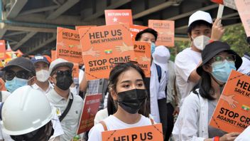 悲しいことに、紛争地域の30人のミャンマー市民が燃える状況で死亡