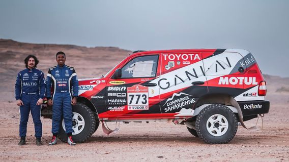 ヤンブ砂漠で、2人のインドネシア人ライダーがダカールを完走し、歴史を刻む