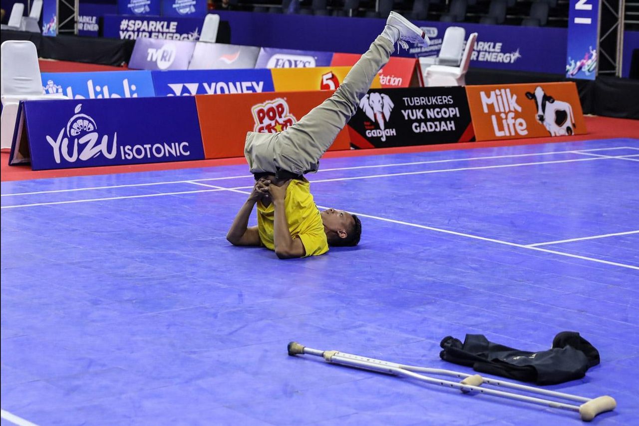 5 Photos Of One Footed Breakdance Cool Action, Arif Setyo Semmarakkan Final Para Badminton International 2022